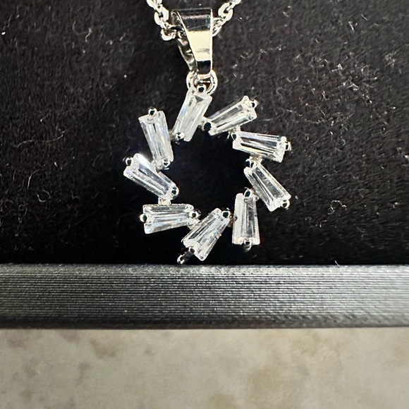 Howard’s cubic zirconia pendant necklace - Picture 3 of 3